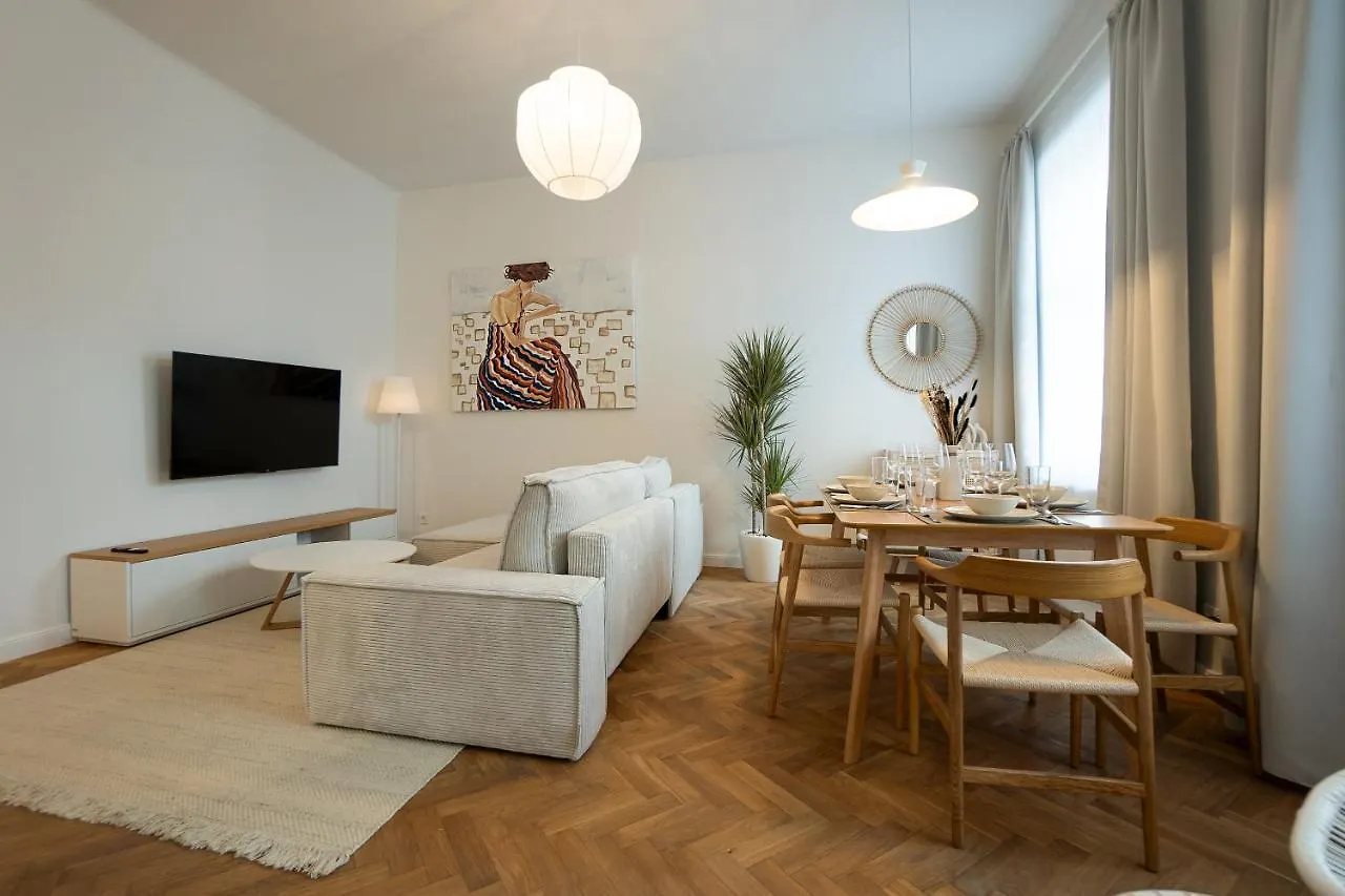 Chic 94M2 Apartment With A King-Size Bed location